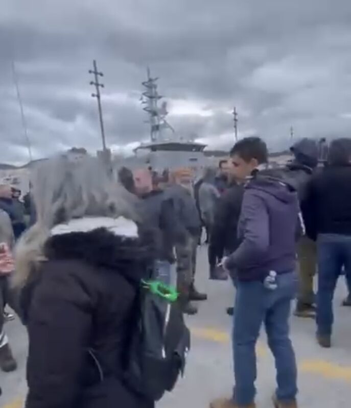 Midilli’ye tatil için giden Türk turistler, dönüşte limanda yapılan eyleme