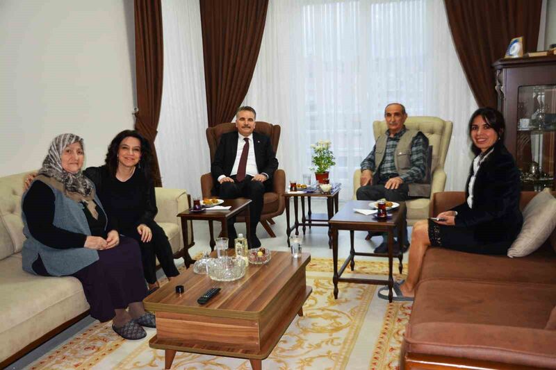 Balıkesir’in Edremit Kaymakamı Ahmet Odabaş ve eşi Ayşe Odabaş, Ramazan