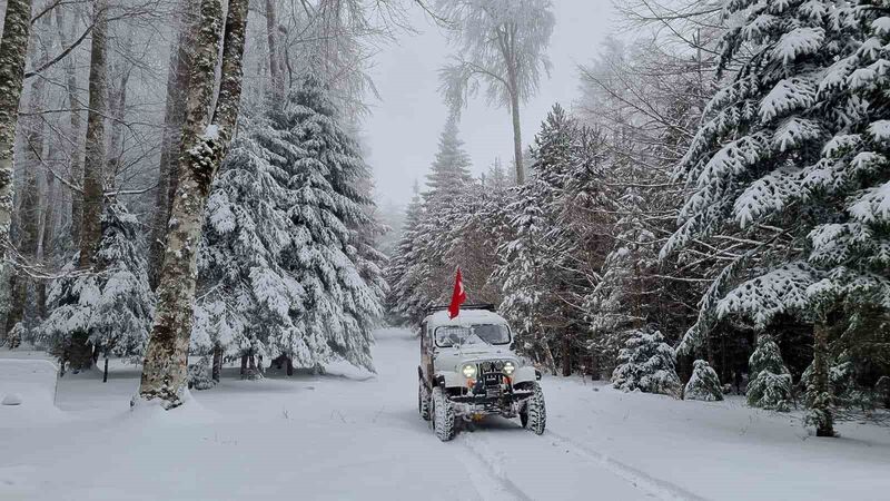 Kazdağları, bayramın birinci gününde başlayan kar yağışıyla birlikte beyaz örtüyle
