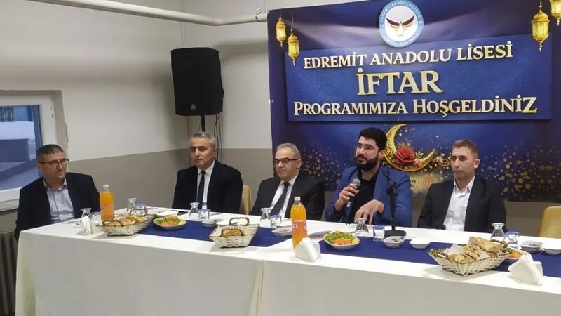 Balıkesir’in Edremit ilçesinde, Edremit Anadolu Lisesi tarafından “Maarifin Kalbinde Ramazan-İftarda