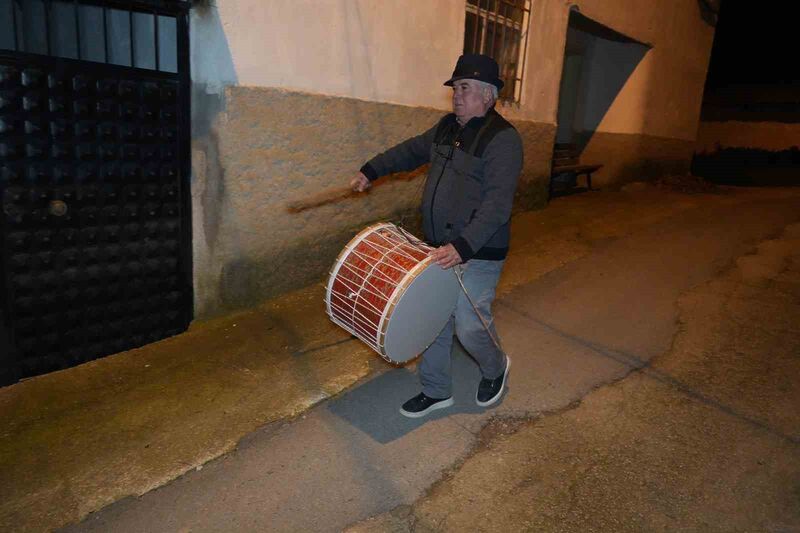 Balıkesir’in Havran ilçesine bağlı Sarnıç Kırsal Mahallesi’nde muhtar, köyde davul