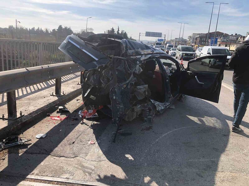 Balıkesir’in Bandırma ilçesinde refüje çarpıp karşı şeride savrulan otomobilin su