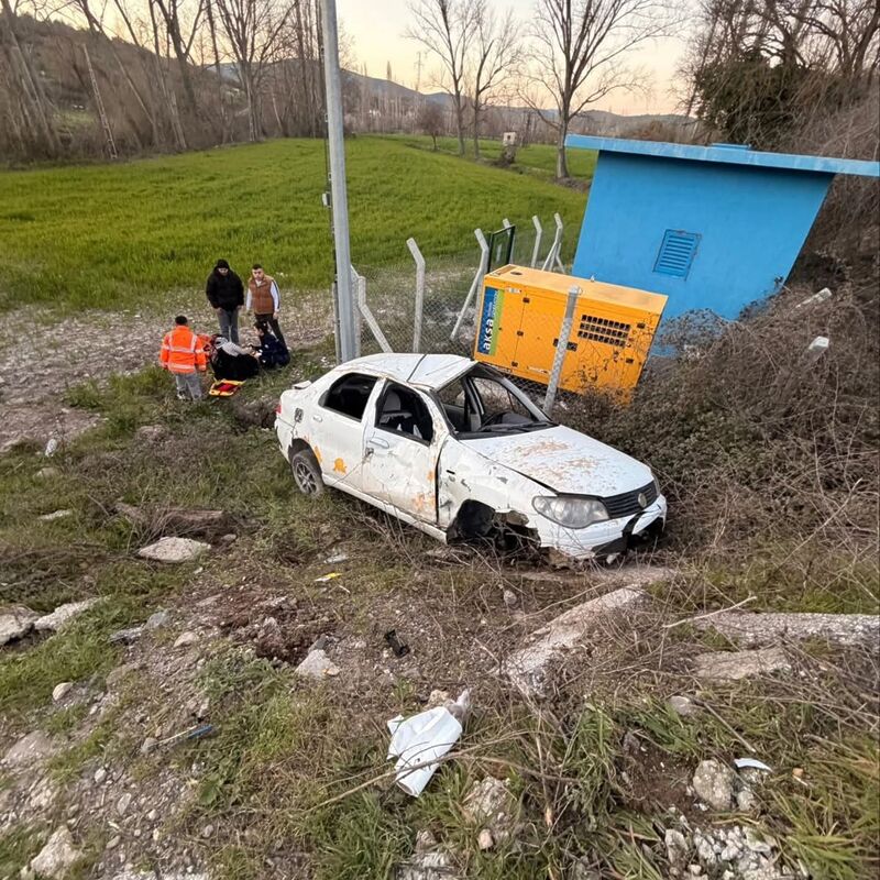 Balıkesir’in Savaştepe ilçesinde meydana gelen trafik kazasında direksiyon hakimiyetini kaybeden