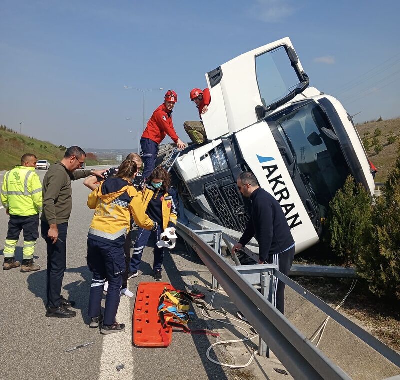 Balıkesir’in Susurluk ilçesinde meydana gelen tek taraflı trafik kazasında araçta