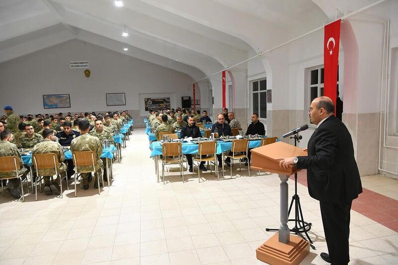 Balıkesir Valisi İsmail Ustaoğlu, Edremit’te 19’uncu Komando Tugay Komutanlığı tarafından