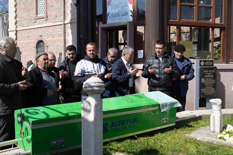Balıkesir’in Zağnospaşa Camii bahçesinde bulunan Zağnospaşa Türbesi’nin bakımı ile ilgilenen