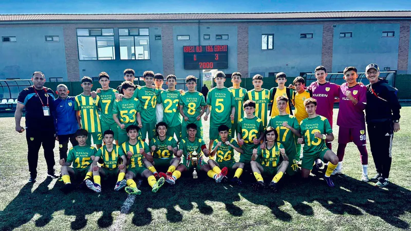 1966 Edremitspor U-15 takımı, Play-Off finalinde Karesi Belediyespor'u 3-1 mağlup