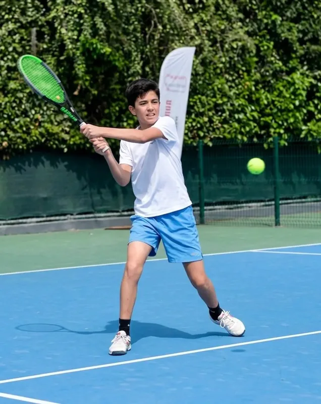 Altıeylül Tenis Kortları'nda düzenlenen Okul Sporları Küçükler Tenis İl Birinciliği'nde