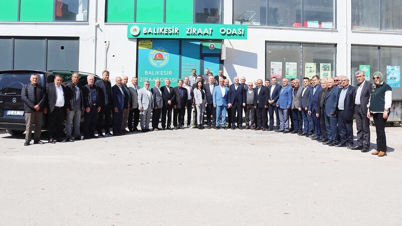 TZOB Genel Başkanı Şemsi Bayraktar Balıkesir'de çiftçiler ve muhtarlarla buluştu.