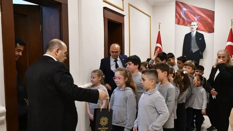 Balıkesir Albay Tayyar Nuran Oğuz İlkokulu 3A sınıfı öğrencileri, Vali