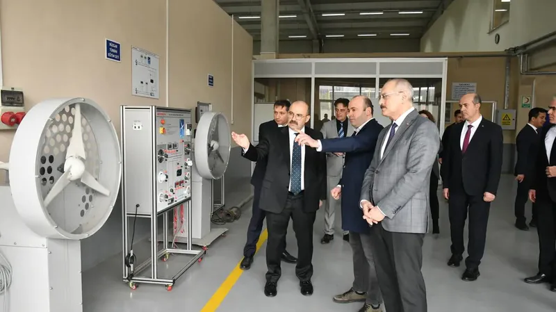 Balıkesir Valisi İsmail Ustaoğlu, OSB Mesleki ve Teknik Eğitim Merkezi'ni