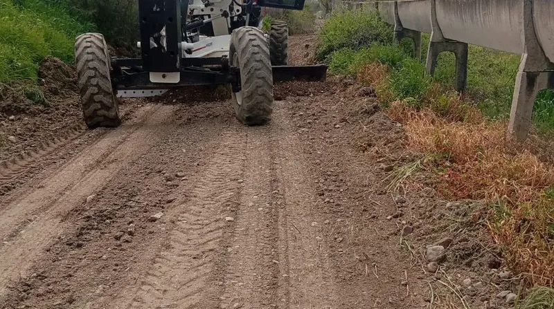 Bigadiç Belediyesi, Salmanlı Mahallesi'nde arazi yolu iyileştirme çalışmalarını sürdürüyor. Tarım