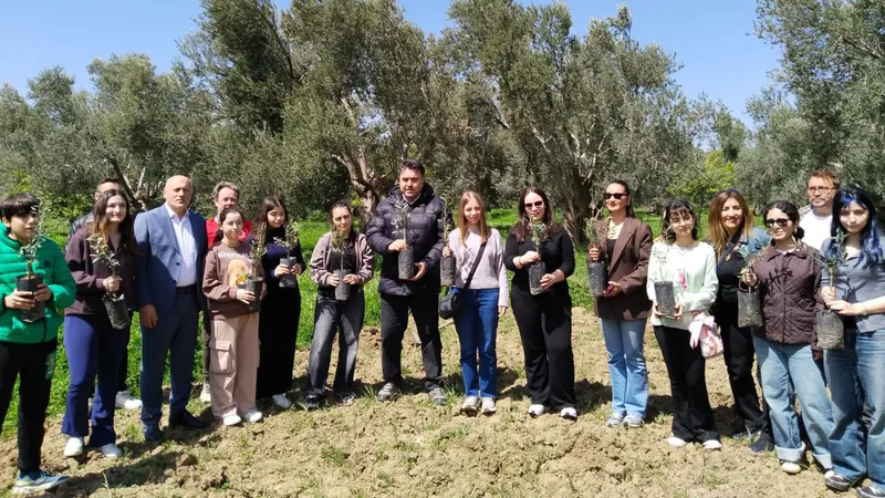 Balıkesir Havran'da Yeşil Vatan Yeşil Altın Projesi kapsamında fidan dikimi