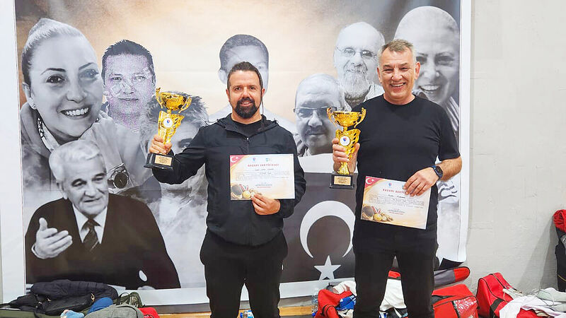 İstanbul'da düzenlenen Veteranlar Eskrim Müsabakaları'nda Balıkesirli sporcular Aydın Kahraman ve