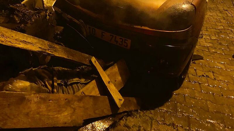 Balıkesir Altıeylül'de park halindeki hafif ticari araçta çıkan yangın korku