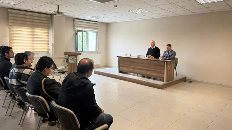 Burhaniye Kaymakamlık Salonunda düzenlenen bağımlılıkla mücadele toplantısında okullarda alınacak önlemler