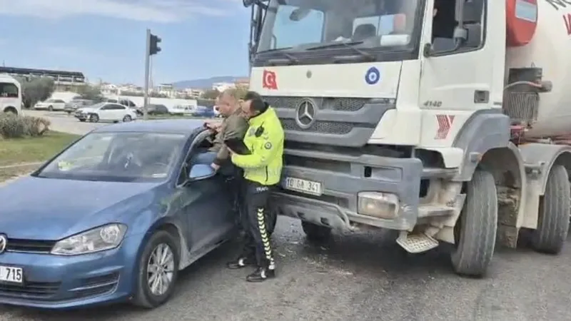 Edremit'te meydana gelen trafik kazasında sıkışan sürücü, polis memuru tarafından