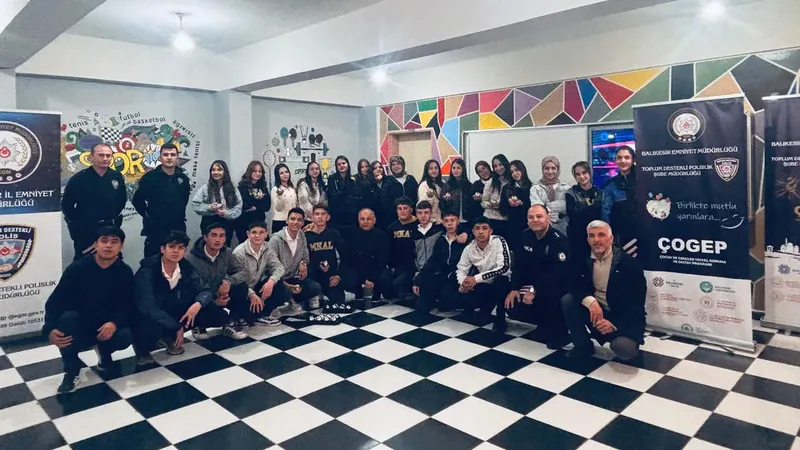 Dursunbey'de 50 öğrenciye polis eğitim desteği kapsamında kurs malzemesi yardımı