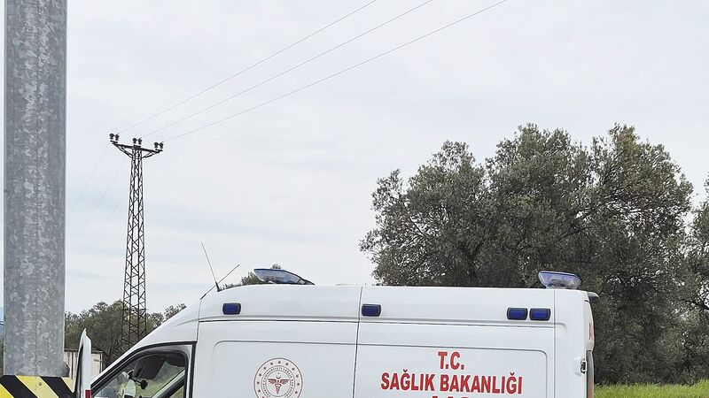 Ayvalık'ta kontrolden çıkan otomobilin MOBESE direğine çarpması sonucu 2'si çocuk