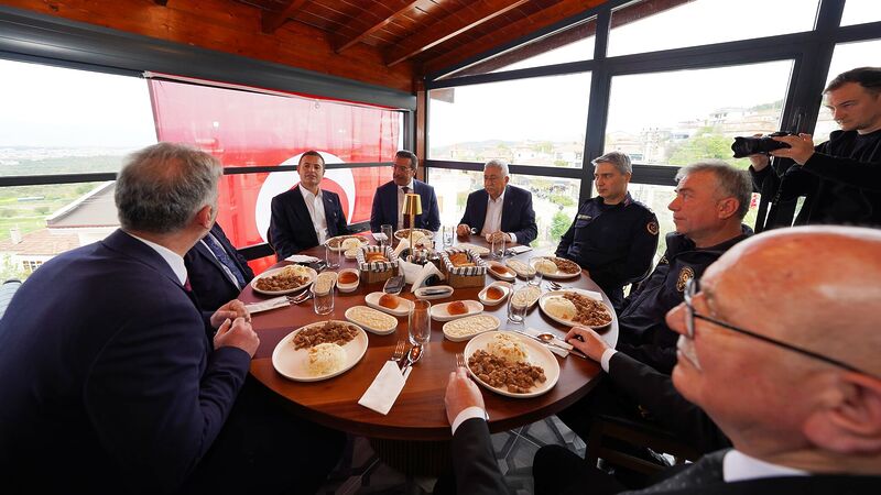 Balıkesir Esnaf ve Sanatkarları Odaları Birliği'nin Burhaniye'de açtığı BESOB Kahvaltı