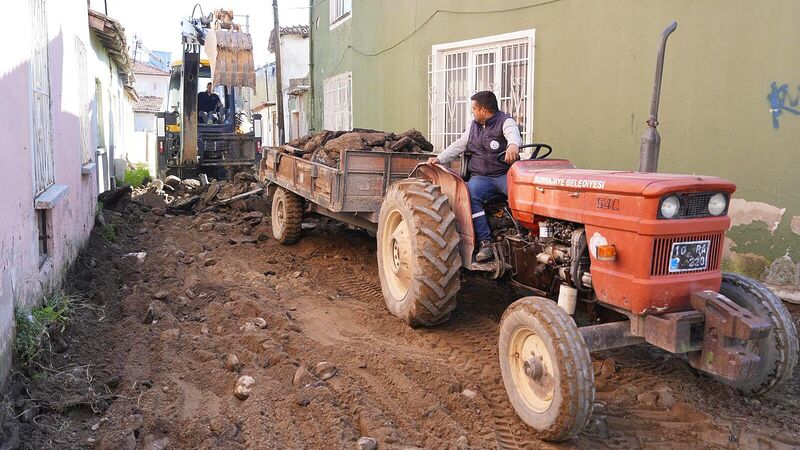 Burhaniye Belediyesi, ilçenin dört bir yanında eş zamanlı yürüttüğü altyapı