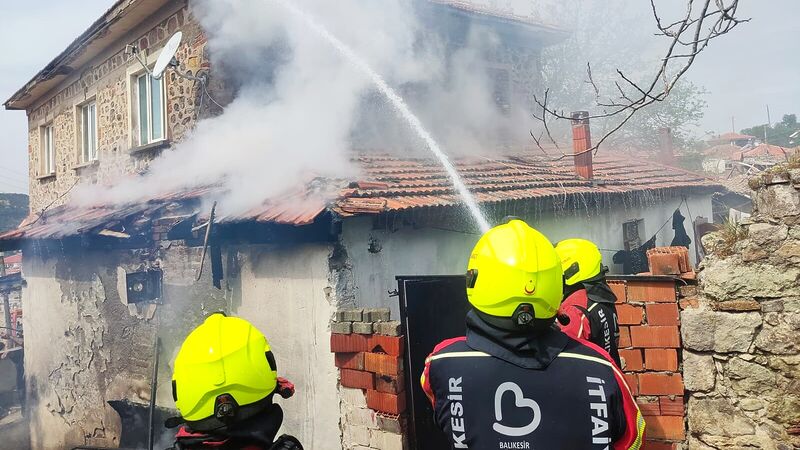 Balıkesir Burhaniye Bahadınlı Mahallesi'nde tek katlı evin çatısında çıkan yangın