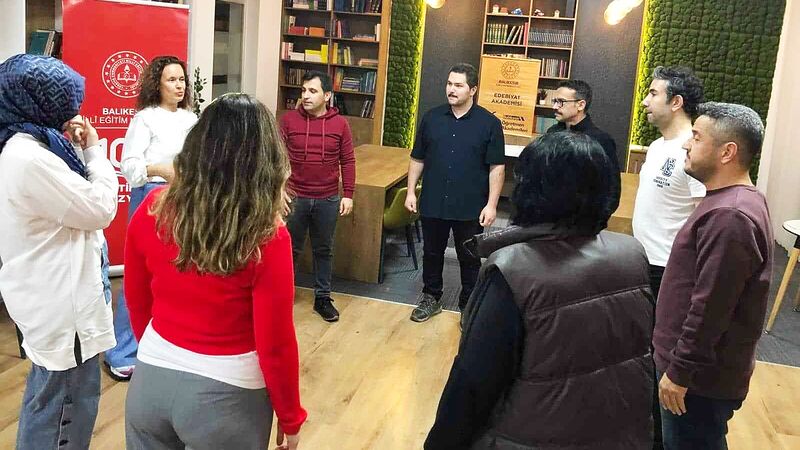 Balıkesir Öğretmen Akademileri bünyesinde düzenlenen drama atölyesinde öğretmenler, etkili iletişim