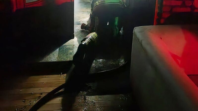 Balıkesir Ayvalık'ta Küçükköy Mahallesi'ndeki bir iş yerinde çıkan yangın, itfaiye