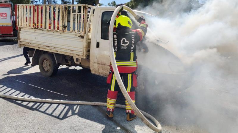 İvrindi ilçesinde seyir halindeki bir kamyonetin motor kısmında başlayan yangın,