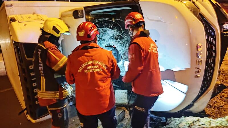 Balıkesir Burhaniye'de gece saatlerinde meydana gelen kamyonet kazasında araç devrildi.