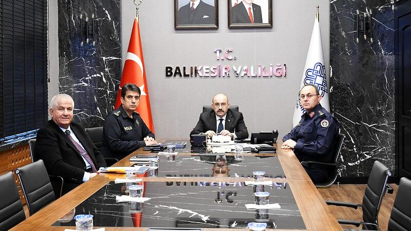 Balıkesir Valisi İsmail Ustaoğlu'nun katıldığı güvenlik zirvesinde okullar için çok