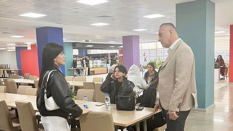 Balıkesir İl Müdürü Adem Özalp, KYK yurtlarını ziyaret etti. Öğrencilerle