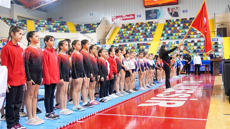 Balıkesir'de 23 Nisan coşkusuyla Şehit Turgut Solak Spor Salonu'nda cimnastik
