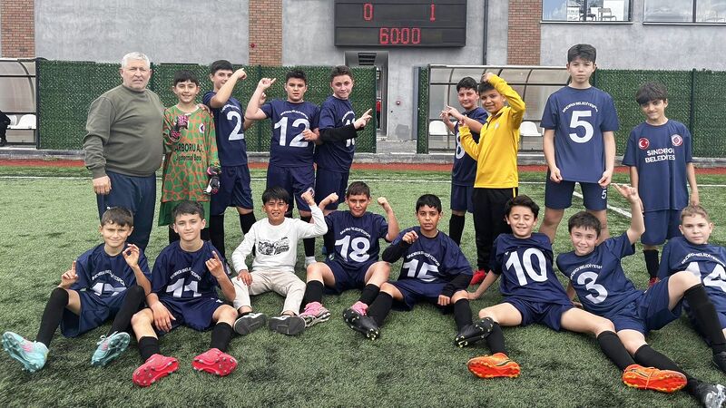 Balıkesir U13 Ligi’nde fırtına gibi esen Sındırgı Belediyespor, ligin altıncı