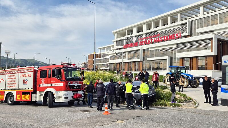 Susurluk Devlet Hastanesi önünde iki otomobil çarpıştı. Araçta sıkışan 2