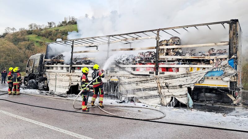 Balıkesir-İzmir Karayolu Ayvacık mevkisinde seyir halindeki bir tırda çıkan yangın,