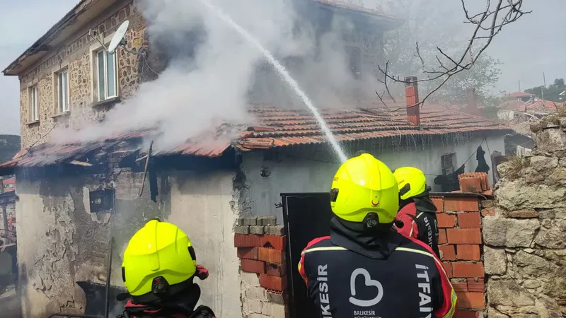 Balıkesir Burhaniye'de tek katlı evin çatısında çıkan yangın mahalleliyi korkuttu.