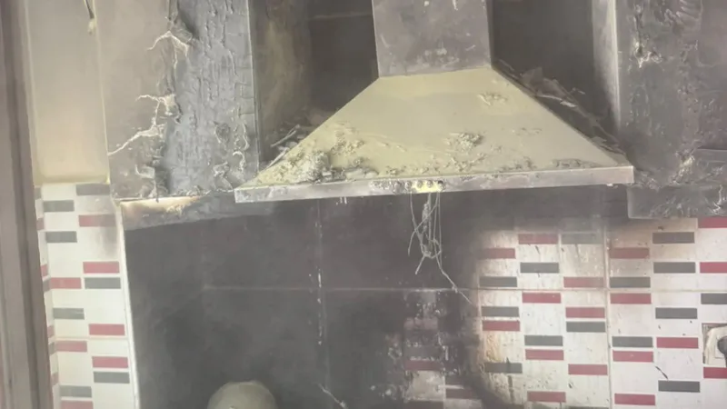 Balıkesir Ayvalık Altınova Mahallesi'nde apartman mutfağında çıkan yangın, itfaiyenin hızlı