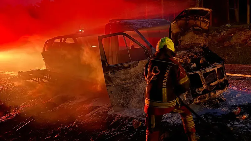 Edremit-Kalkım yolunda seyir halindeki çekiciden yükselen alevler, üzerindeki otomobili de