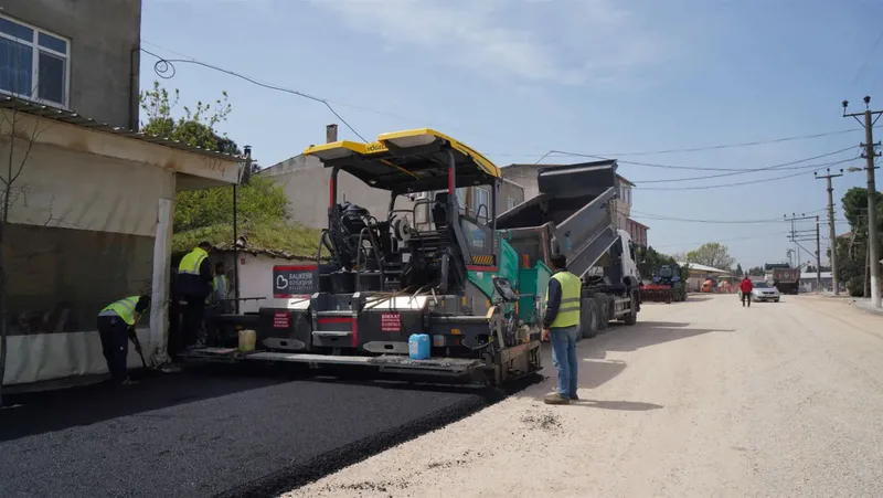 Balıkesir Büyükşehir Belediyesi, Gönen'in Buğdaylı Mahallesi'nde 850 metrelik yolu sıcak