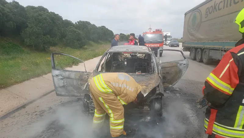 Biga-Bandırma karayolu üzerinde seyir halindeki bir otomobilde çıkan yangın paniğe