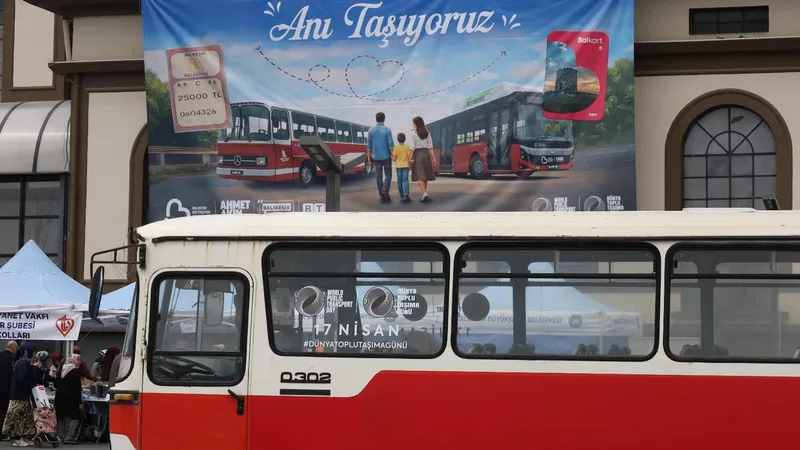 Balıkesir'de 17 Nisan Dünya Toplu Taşıma Günü'nde nostaljik bilet etkinliği