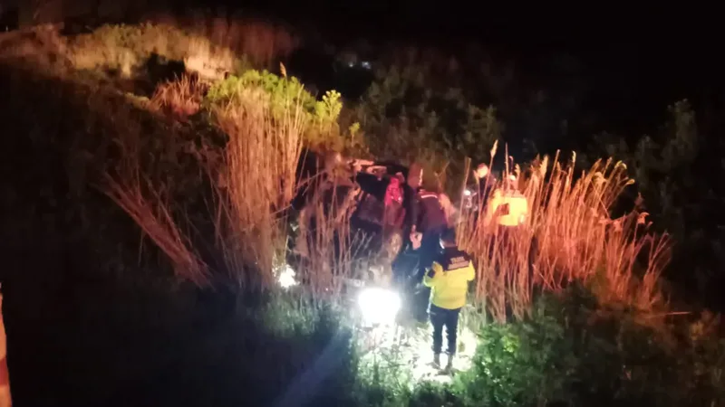 Balıkesir'in Manyas ilçesinde gece saatlerinde meydana gelen trafik kazasında kontrolden