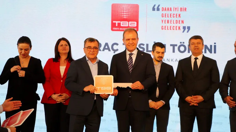 Türkiye Belediyeler Birliği, Altıeylül Belediyesi'ne hibe araç teslim etti. Ankara'daki