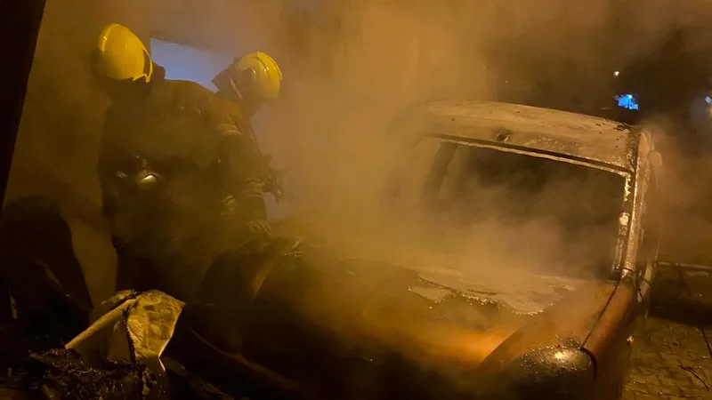 Balıkesir Altıeylül'de park halindeki hafif ticari araçta çıkan yangın apartmana