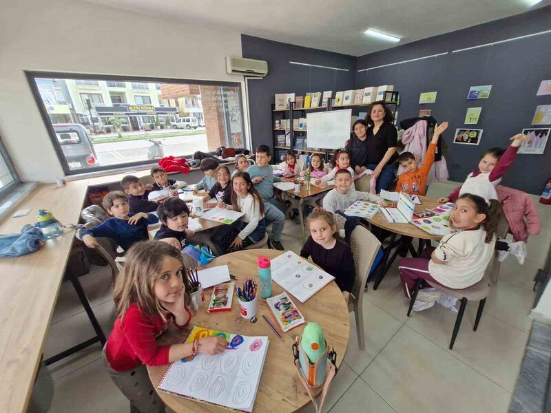 Ayvalık Belediyesi tarafından düzenlenen resim ve kara kalem atölyeleri, çocukların
