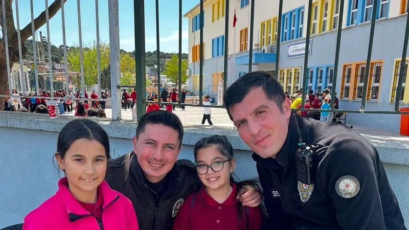 Ayvalık'ta artırılan okul güvenlik önlemlerinin ardından minik öğrenciler, görev başındaki