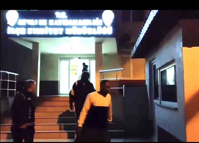 Balıkesir’in Ayvalık ilçesinde; 37 göçmen ve 6 organizatör Ayvalık Polisinin