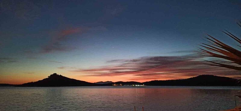 Ayvalık ilçesi yoğun ilgi görürken, günbatımını fotoğraflamak isteyenlerinde mekanı haline
