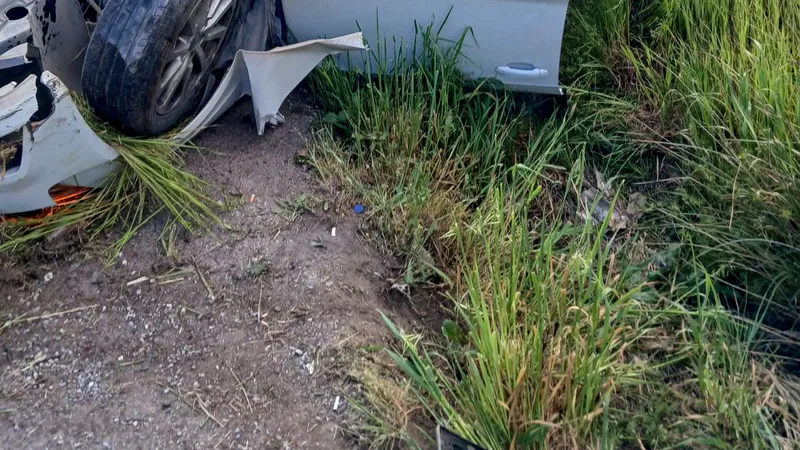 Ayvalık E-87 Karayolu'nda kontrolden çıkan otomobil takla attı. Ters dönen